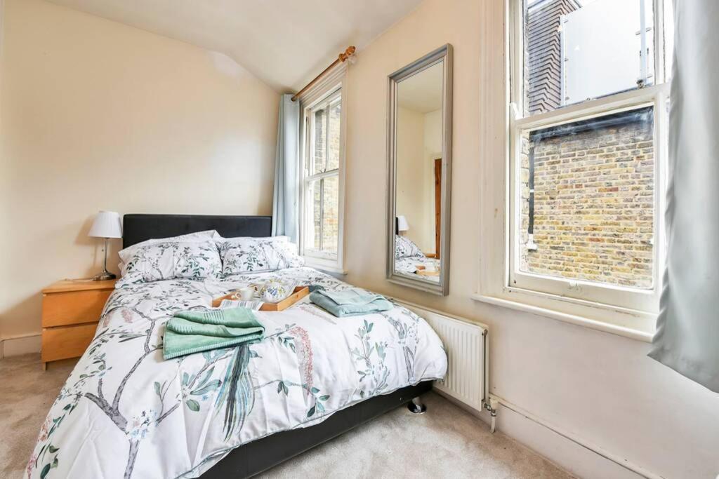 Groves 4 Bedroom, Shepherds Bush Лондон Екстериор снимка