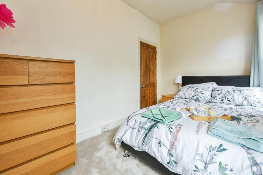 Groves 4 Bedroom, Shepherds Bush Лондон Екстериор снимка