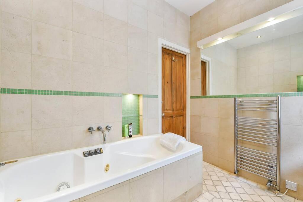 Groves 4 Bedroom, Shepherds Bush Лондон Екстериор снимка