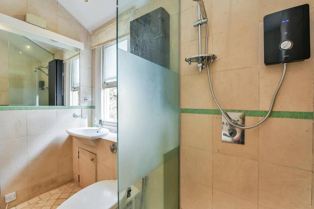 Groves 4 Bedroom, Shepherds Bush Лондон Екстериор снимка